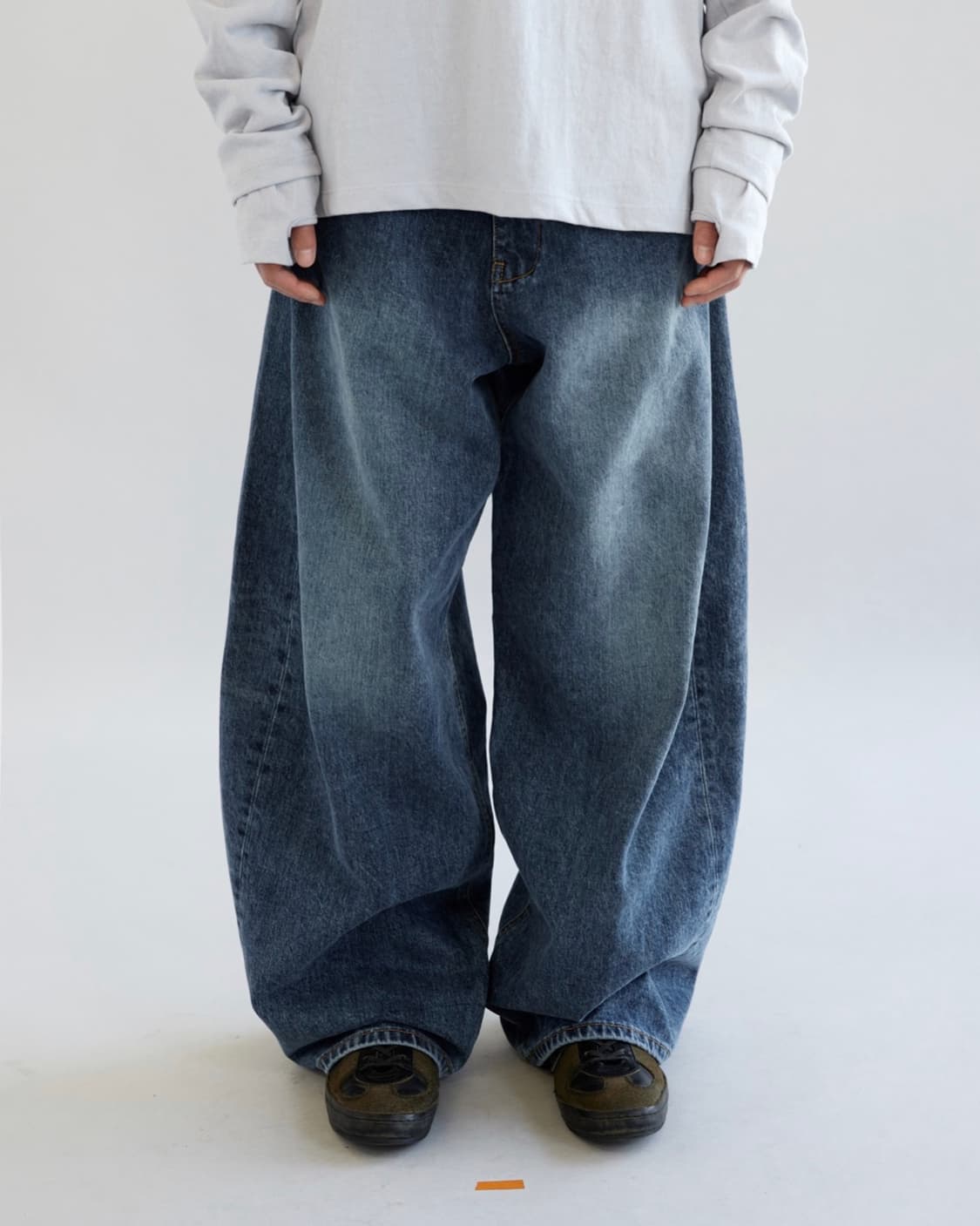 해칭룸 와이드 커브드 진 워시드 블루 상품이미지2