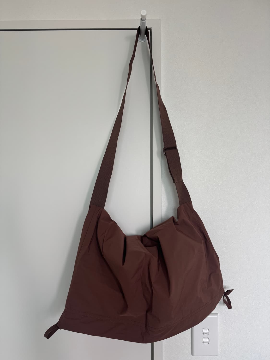 유니클로 U 드로우스트링 숄더백 브라운 상품이미지2