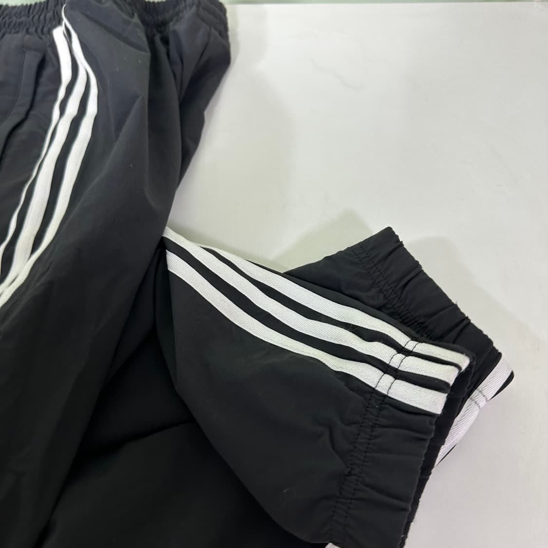 S 아디다스오리지날 레귤러핏 블랙 3스트라이프 바막재질 나일론팬츠 상품이미지2