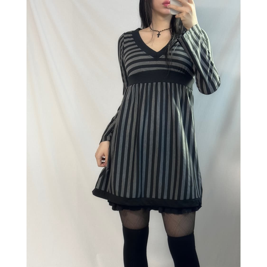 스트라이프 패턴 브이넥 미니 원피스 상품이미지1