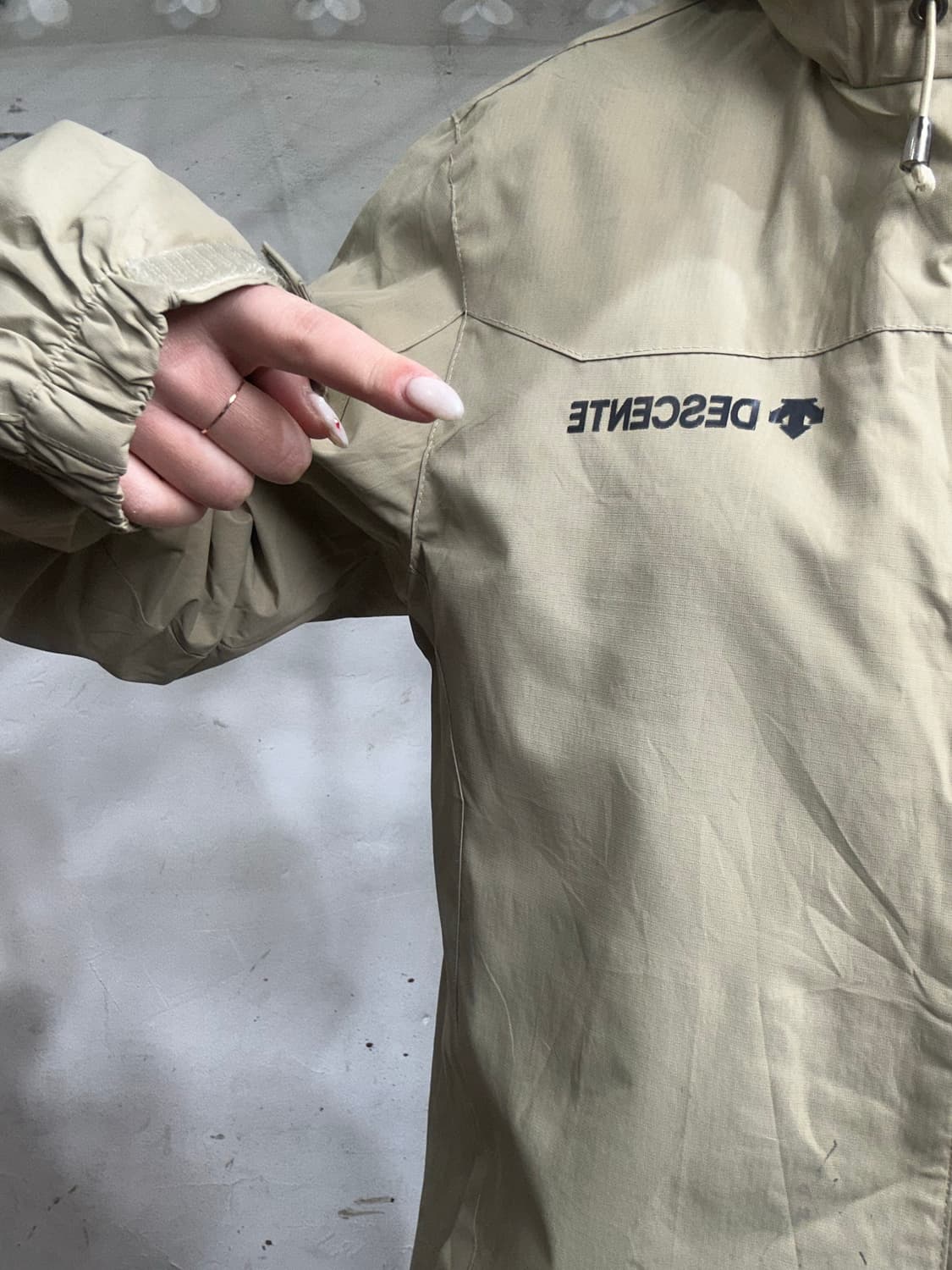 데상트 베이지 오버핏 후드 바람막이 올드스쿨 트랙 자켓 M 상품이미지4