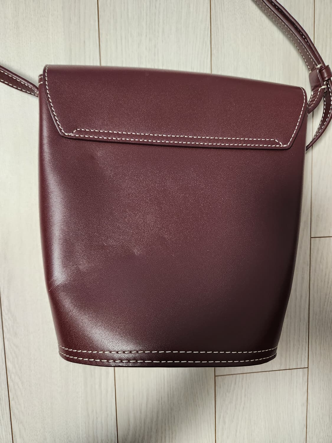 캘빈클라인 레더 버킷백

몇번 사용 안해서 사용감은 거의 없는데 보관하면 상품이미지8