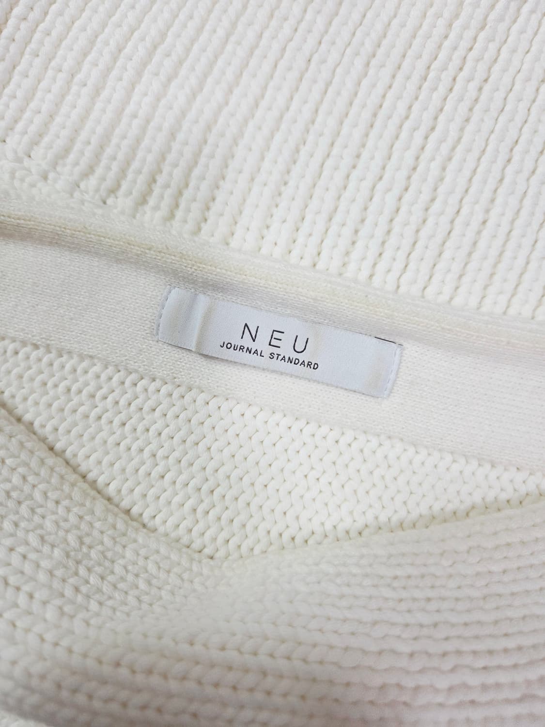 조널 스탠다드 화이트 오버 숄 스타일 크롭 니트 상품이미지5