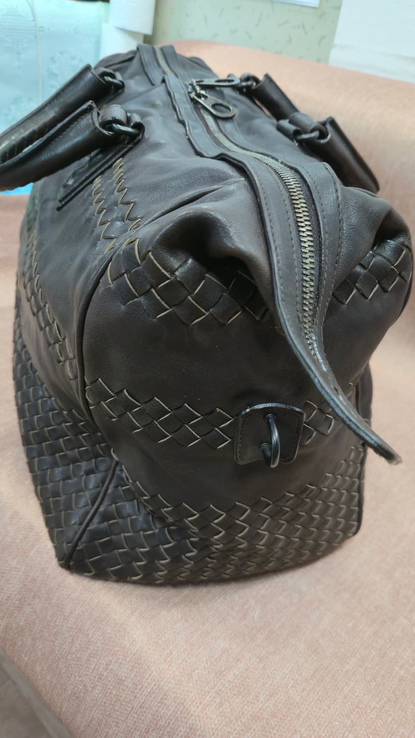 보테가 베네타 인트레치아토 가죽 보스턴 백 45cm 다크 브라운 상품이미지3