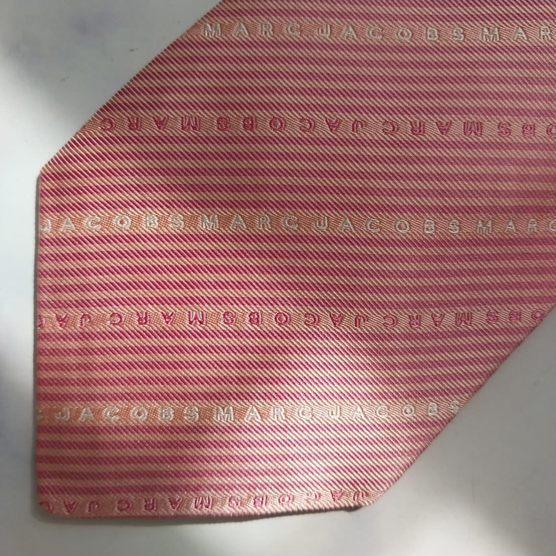 마크제이콥스 실크 스트라이프 로고 패턴 넥타이 9cm A+등급 K2302 상품이미지6