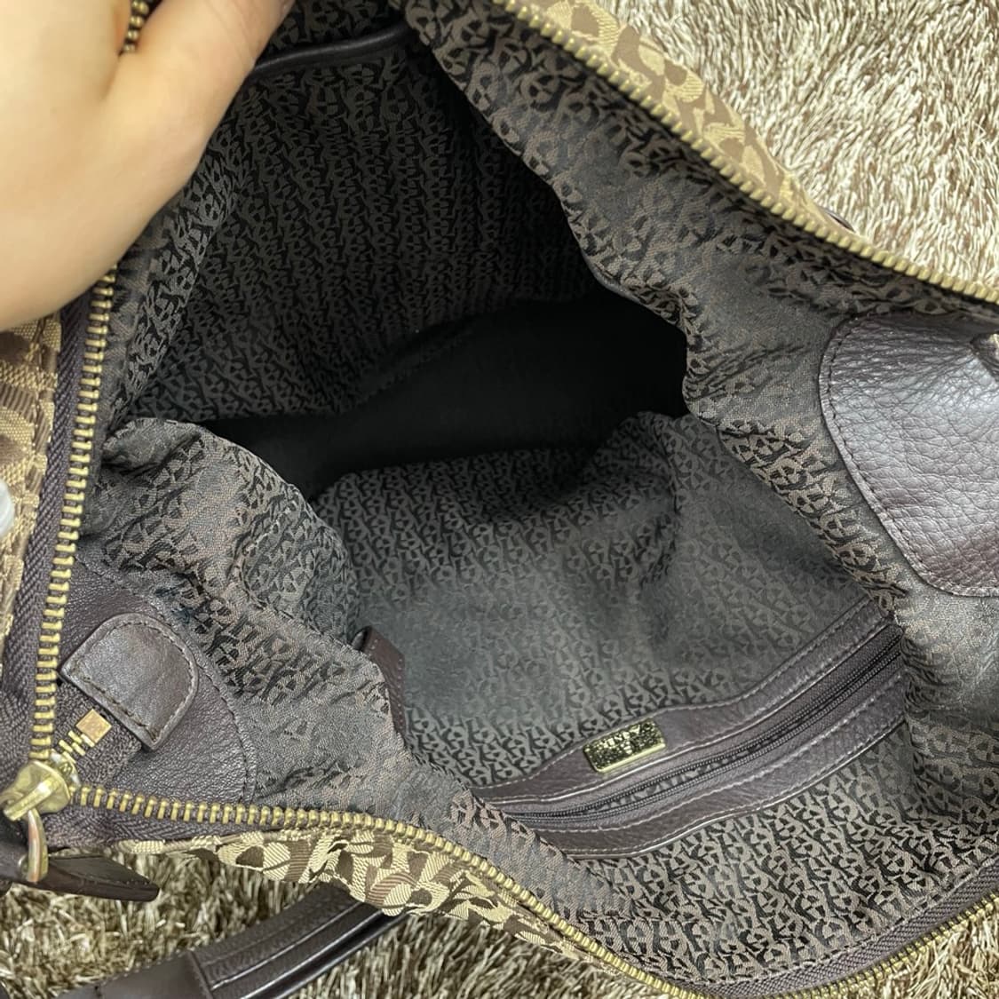 아이그너 AIGNER 브라운 모노그램 가죽 호보백 상품이미지6