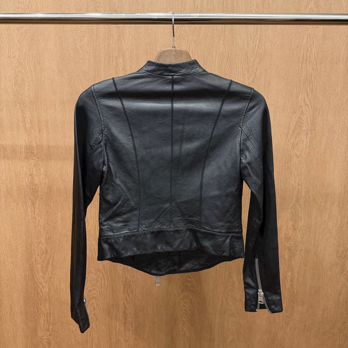 올세인츠 긴팔 레더 자켓 스탠드 카라 미니멀 모토 사선 지퍼 디테일 블랙 상품이미지3