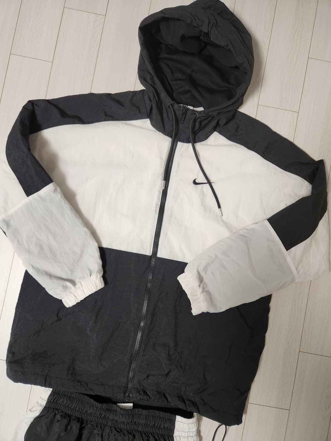 나이키 애슬레틱스 우븐 후드집업 바람막이 세트 사이즈95 m

여러 중고 상품이미지1