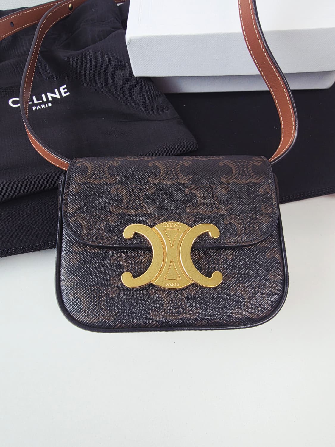 셀린느 트리옹프 미니 탄 크로스백 상품이미지2