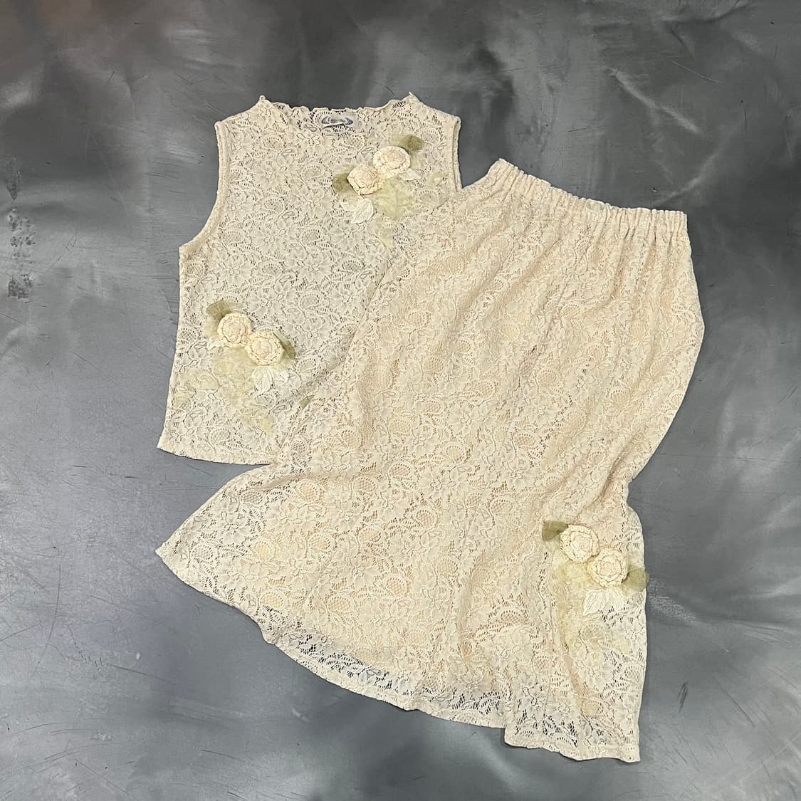 lassiette 플라워 펀칭 슬리브리스+스커트 셋업 y18156  상품이미지1