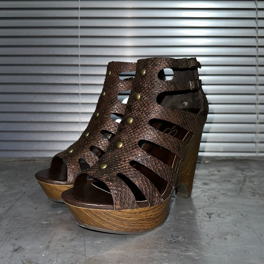 00s 데드스톡 뱀 패턴 가죽 앤 브라스 웨지 샌들 풀박스 상품이미지3
