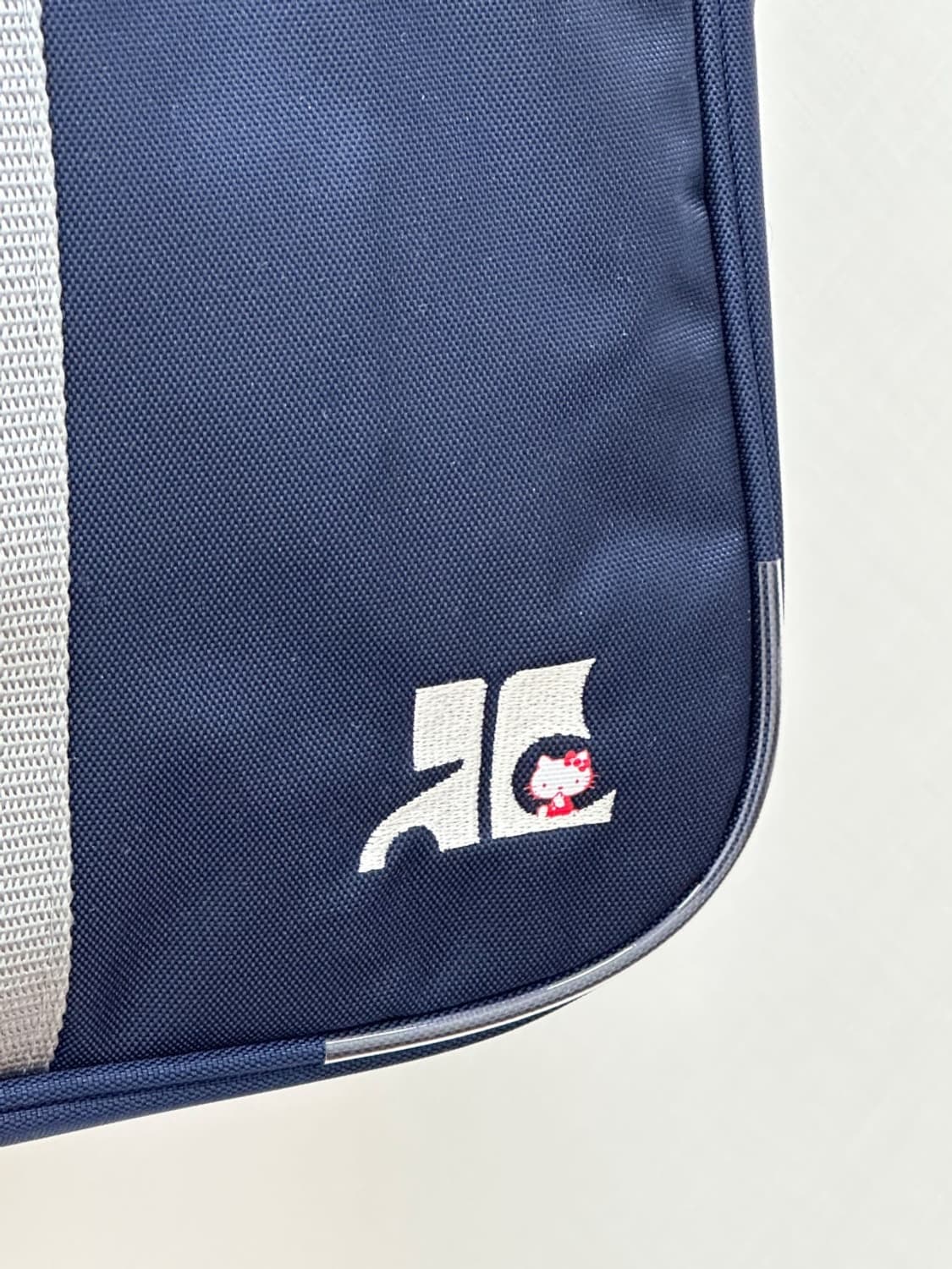 [새상품] courreges / 꾸레쥬 x 헬로키티 콜라보 숄더백  상품이미지4