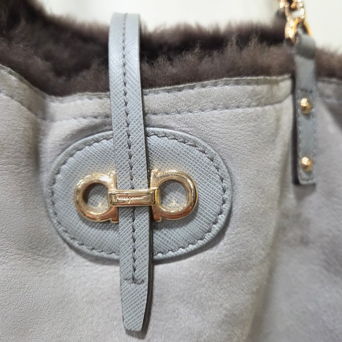 페라가모 무스탕 시어링 토트앤 숄더 상품이미지5