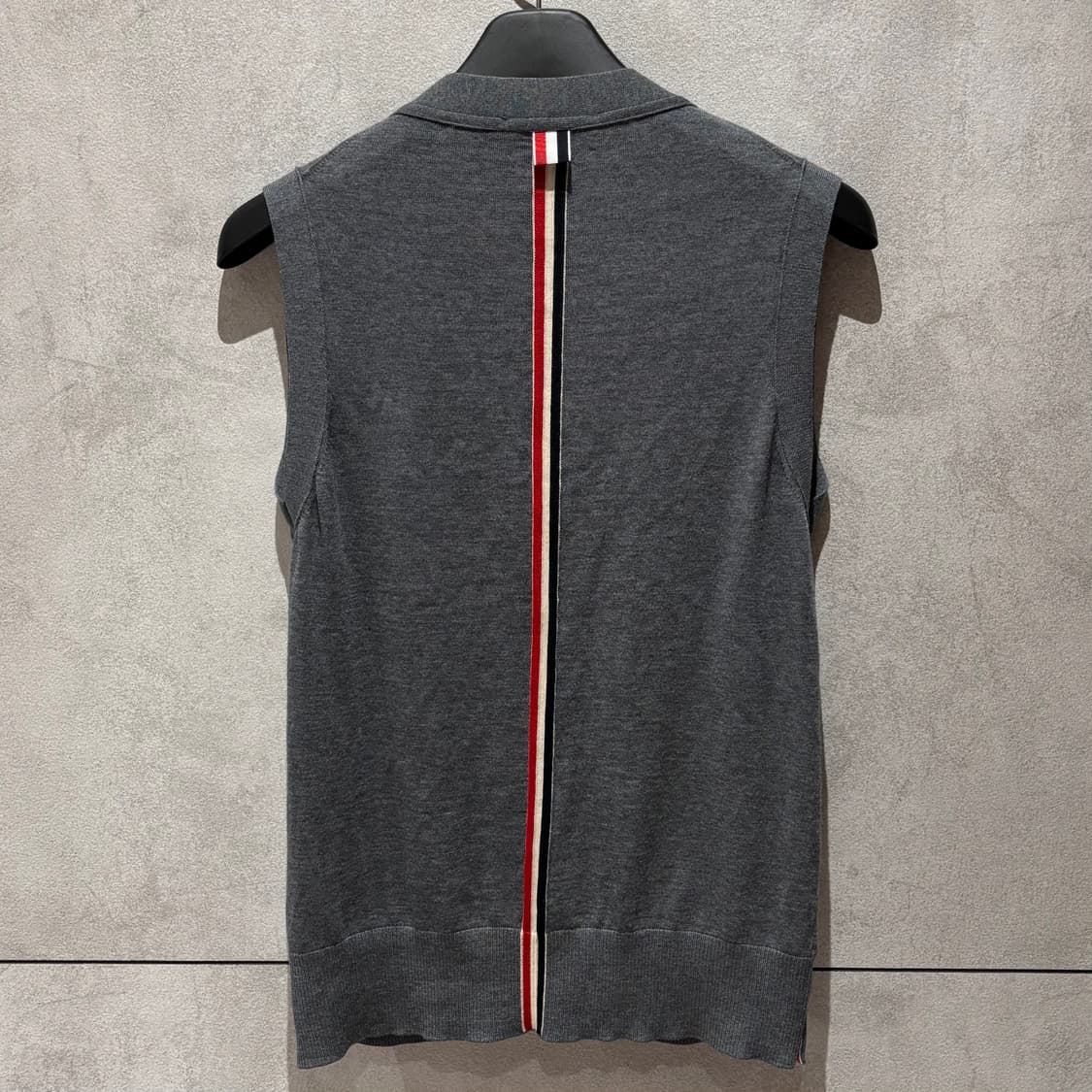 A+ / 2 (98) 톰브라운 백삼선 니트 조끼 가디건 그레이 상품이미지1