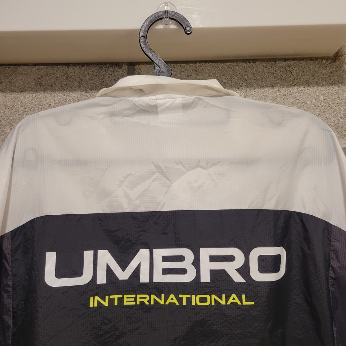 엄브로 백로고 경량 바람막이 95 상품이미지4