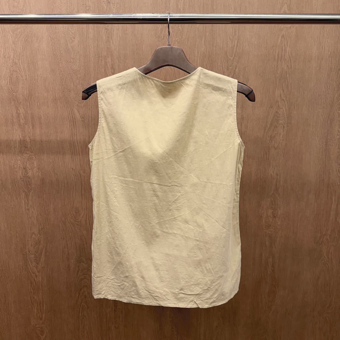 띠어리 린넨 라운드넥 슬리브리스 블라우스 사이드 슬릿 디테일 베이지 상품이미지3