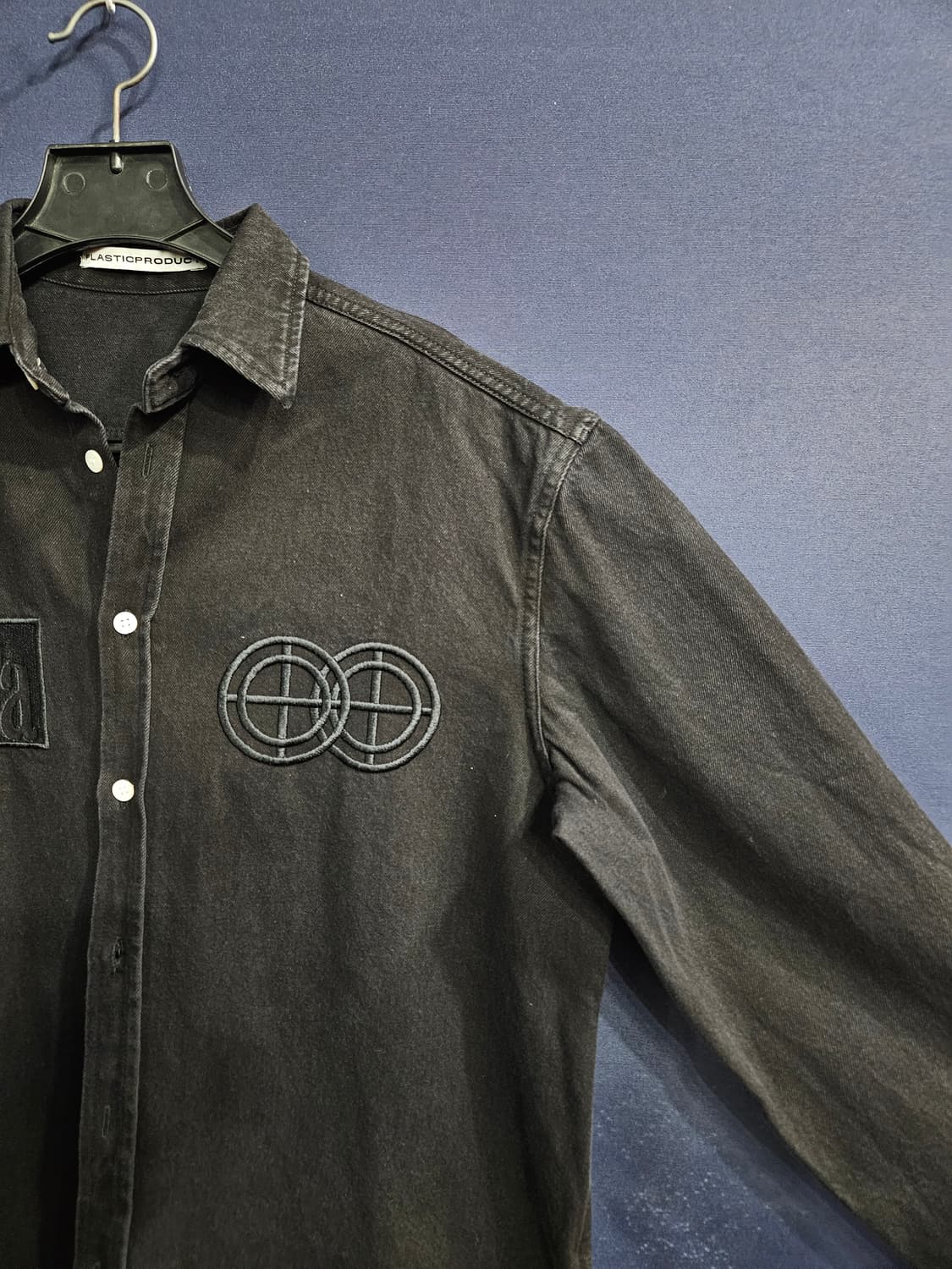 플라스틱 프로덕트 자수 블랙컬러 남성 오버핏 90~95 데님 긴팔셔츠  상품이미지4