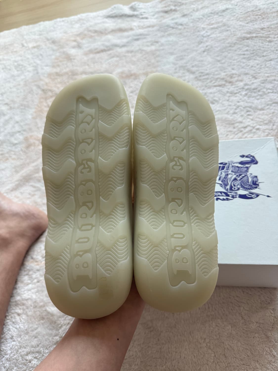 버버리 스팅레이 아플리케 디테일 슬라이더 샌들 8081265 슬라이더  상품이미지4