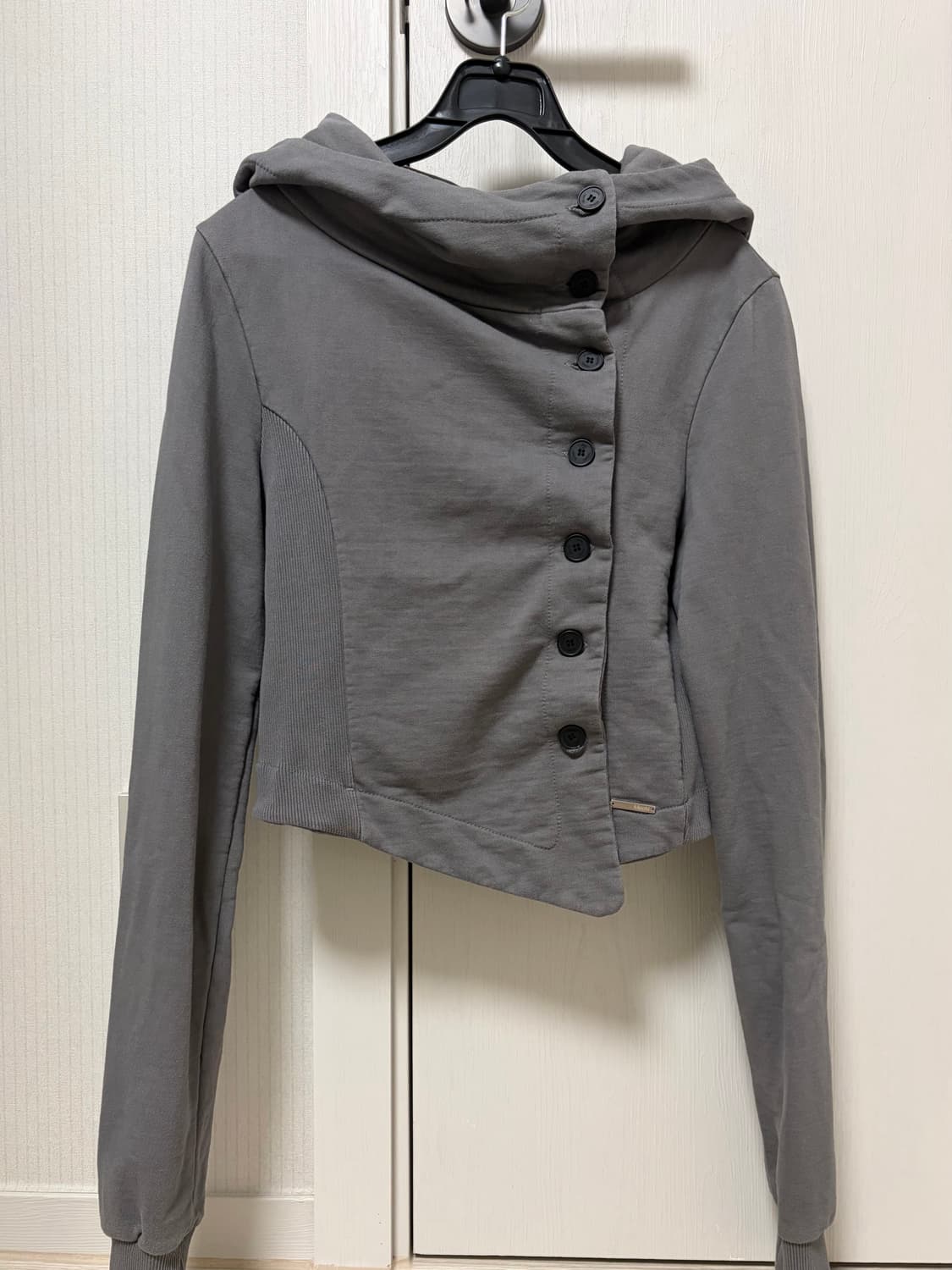 미세키서울 넥 버튼 후디 다크그레이 상품이미지2
