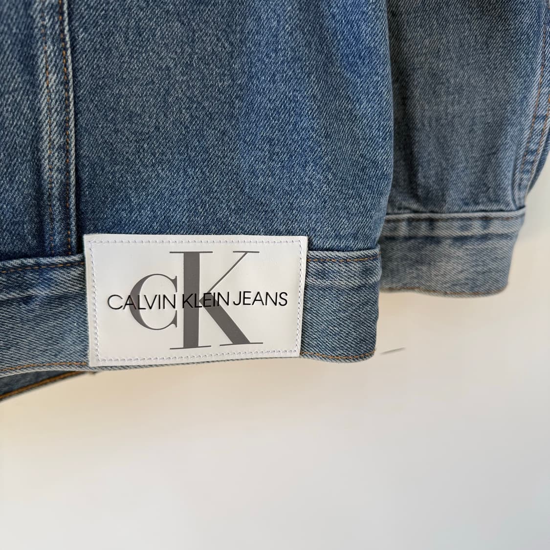 캘빈클라인 Jeans 워싱 오메가 스티치 데님 트러커 중청 자켓 상품이미지4