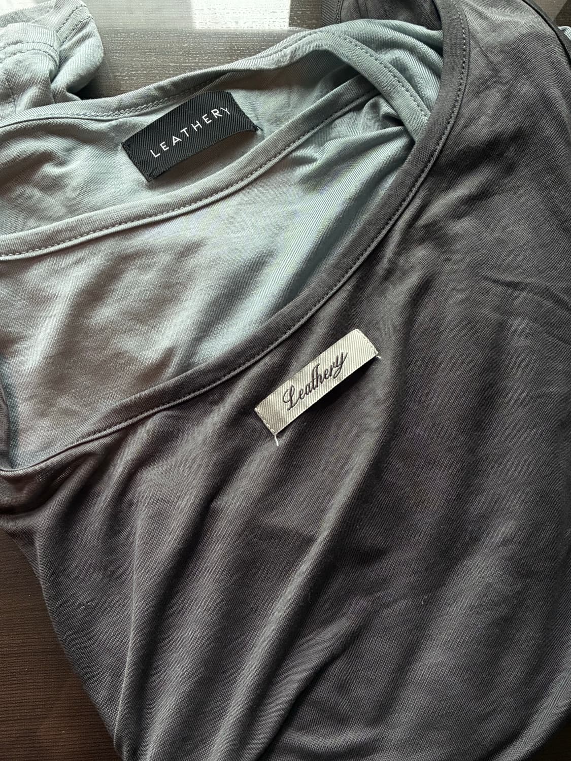 (F) 레더리 투톤 슬리브리스 레이어드 롱슬리브 [CHARCOAL] 상품이미지9