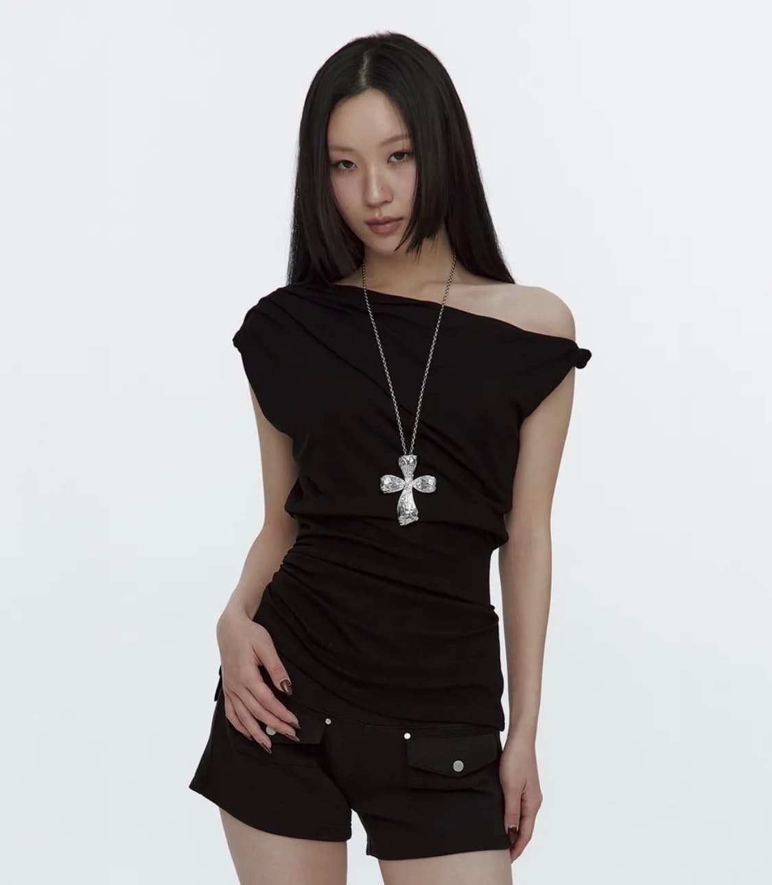 러프넥 Twist Strap Shirring Top 블랙 상품이미지1