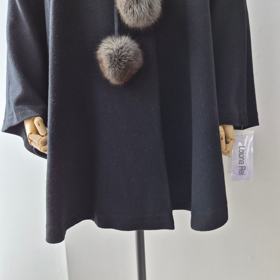울 케이프핏 빅카라 폼폼 블랙 코트 상품이미지5