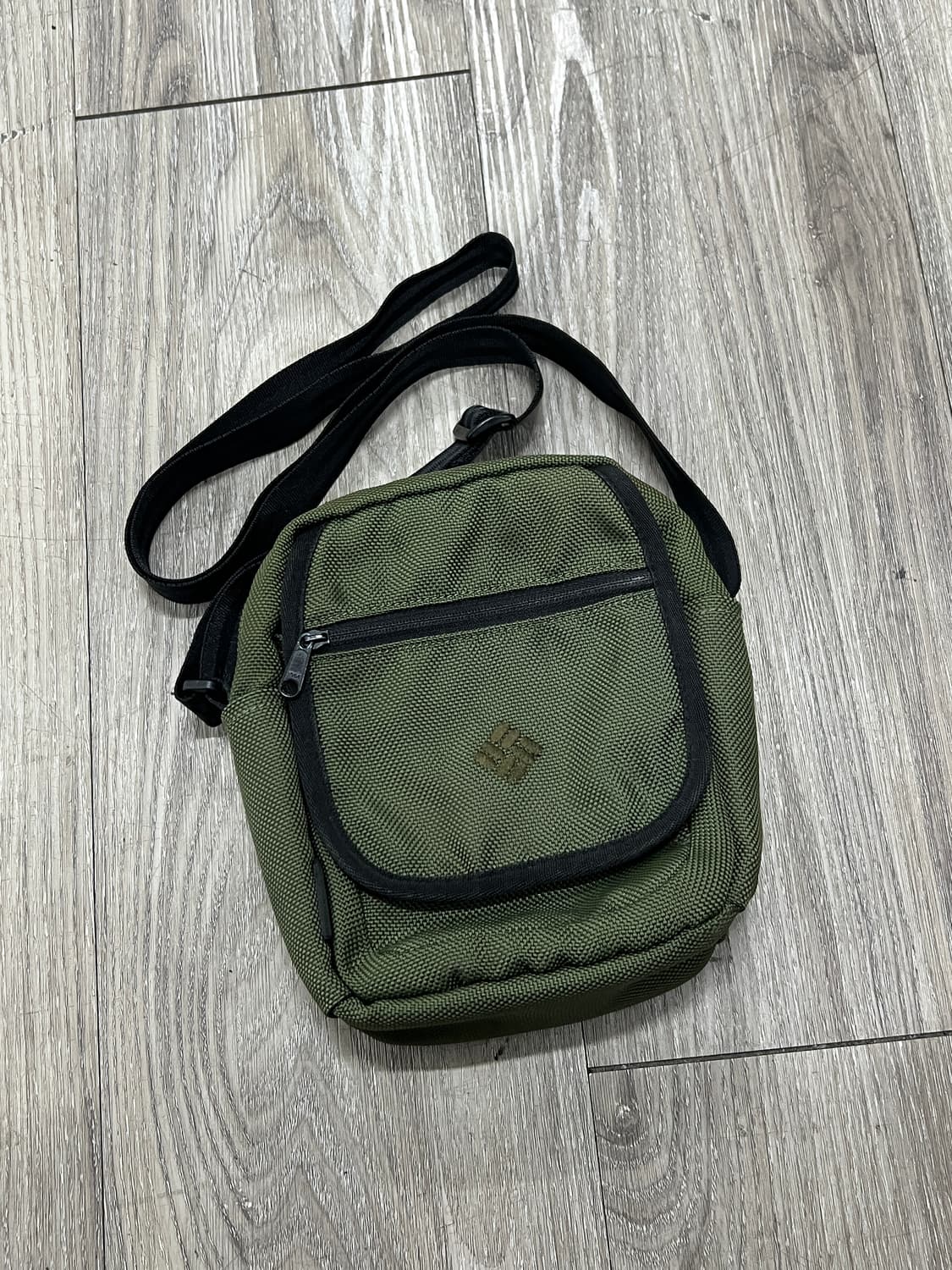 Columbia 컬럼비아 카키 크로스백 슬링백 상품이미지1