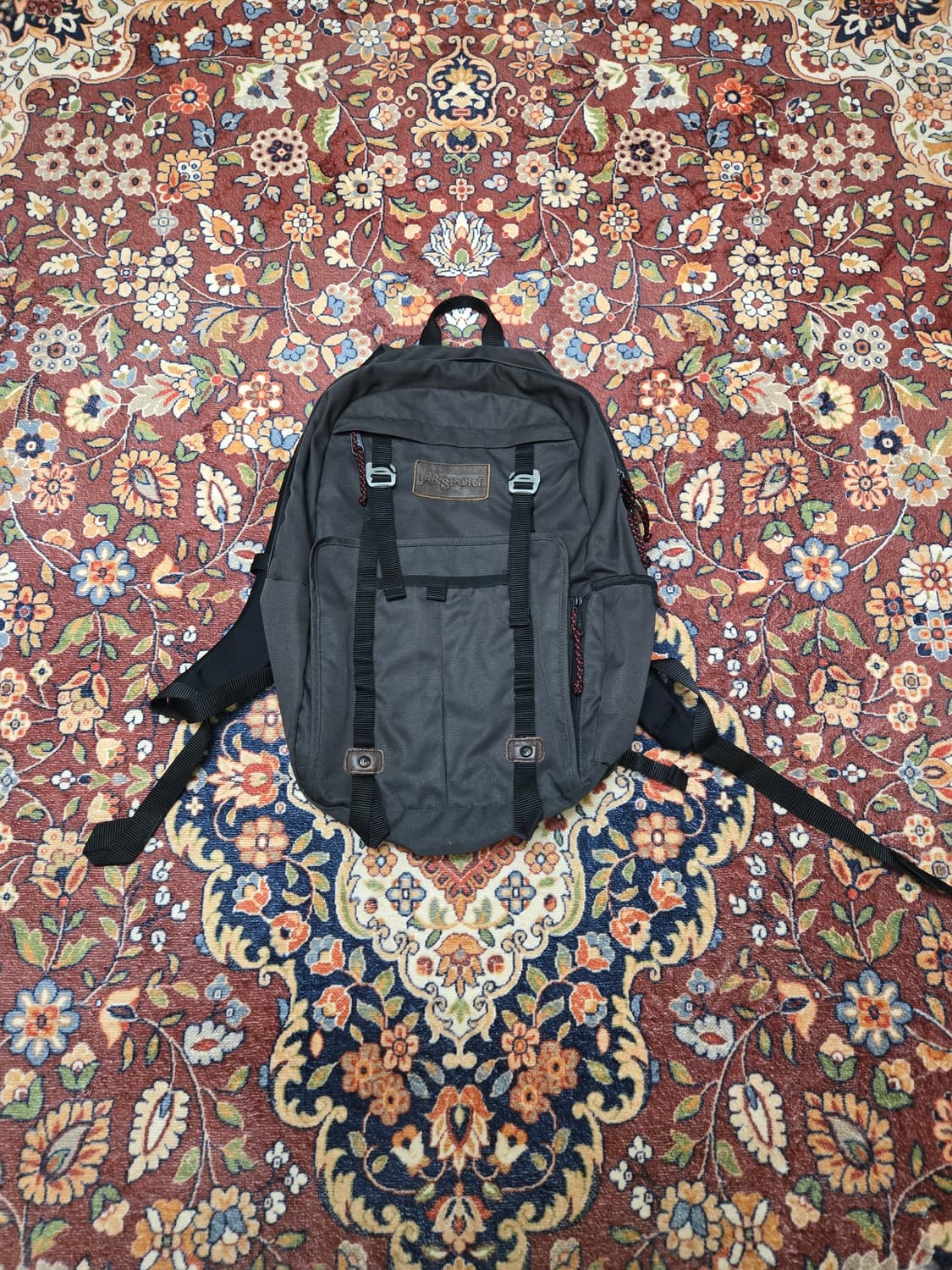 [JANSPORT] 잔스포츠 아웃사이드 스모크 시그널 - 다크 그레이 상품이미지2