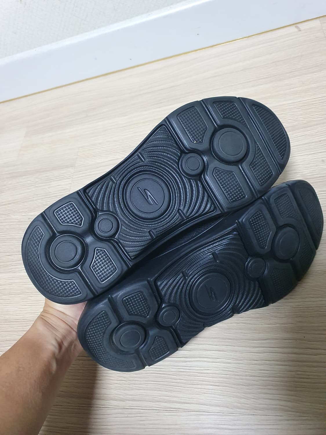 스케쳐스 아치핏 블랙 슬립온 운동화 250 상품이미지8