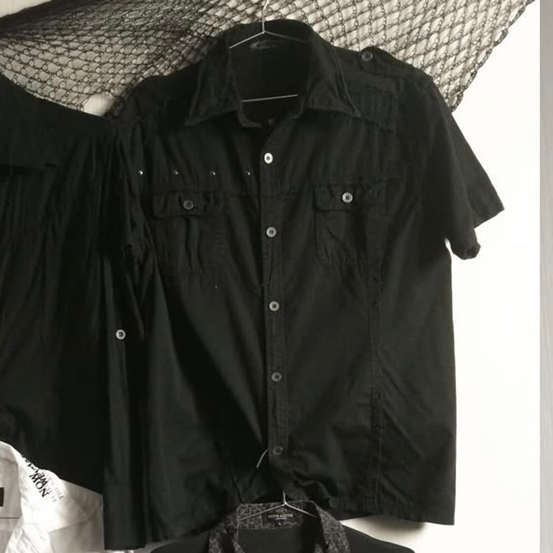 그런지 디테일 스터드 포켓 셔츠 상품이미지1