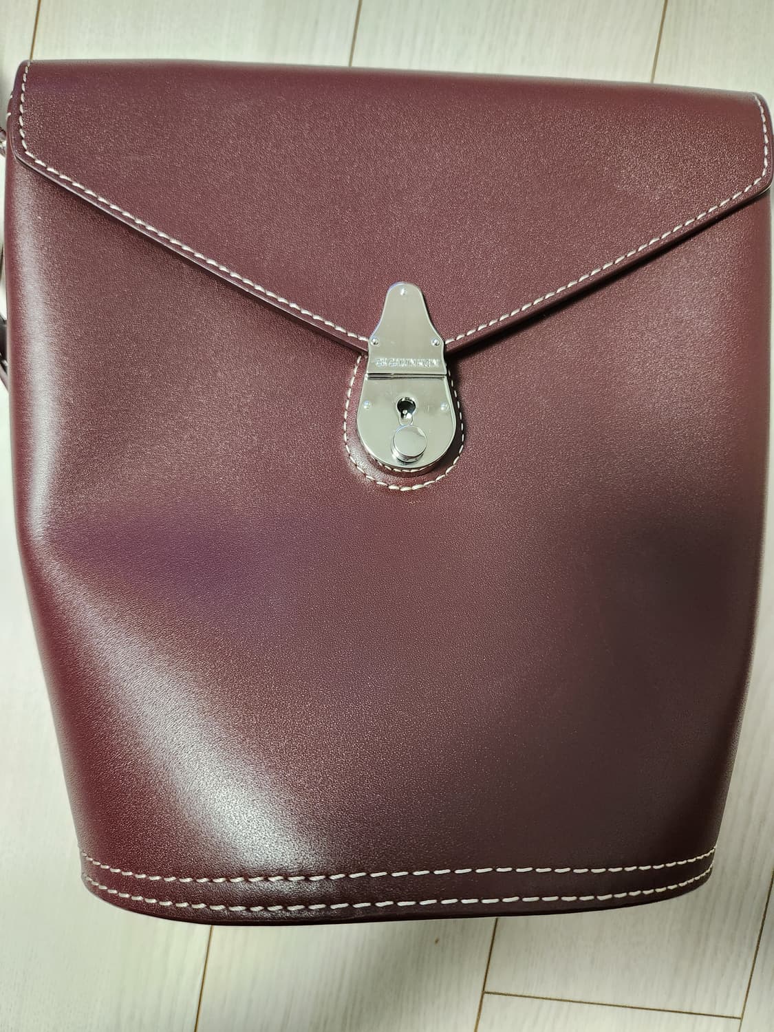 캘빈클라인 레더 버킷백

몇번 사용 안해서 사용감은 거의 없는데 보관하면 상품이미지9