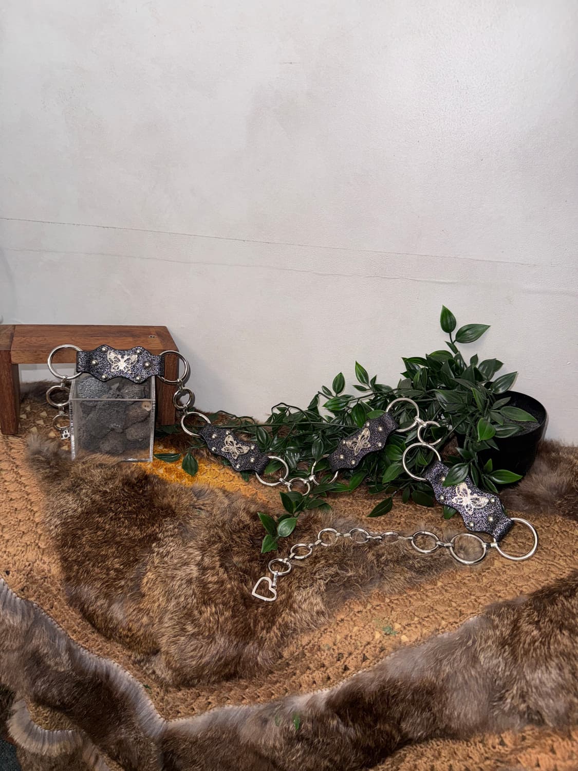 Metal black butterfly charm stud 체인벨트 상품이미지2