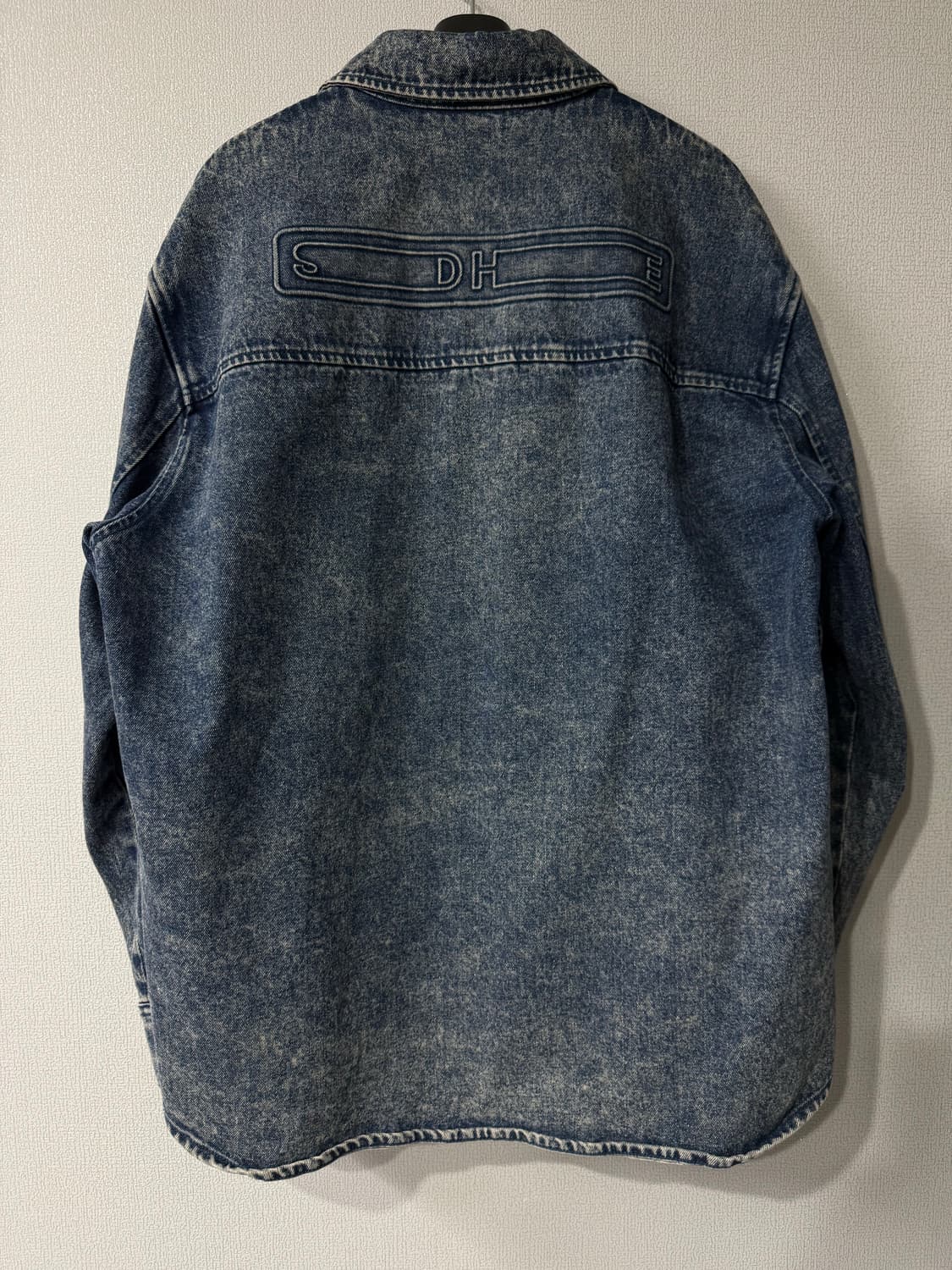 [50] 솔리드옴므 백로고 워싱 데님셔츠 자켓 블루 상품이미지3