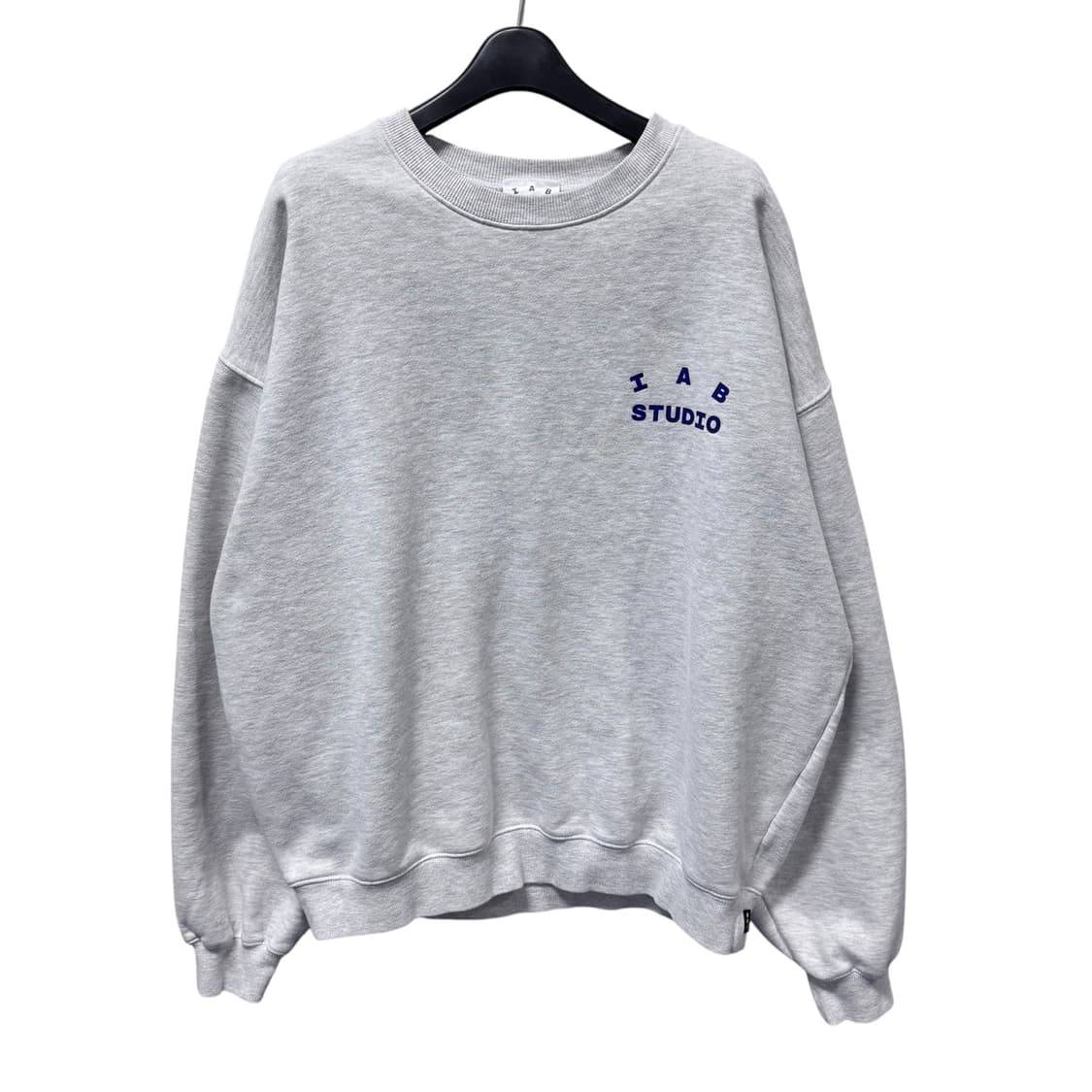 아이앱 스튜디오 라이트그레이 맨투맨 상품이미지2