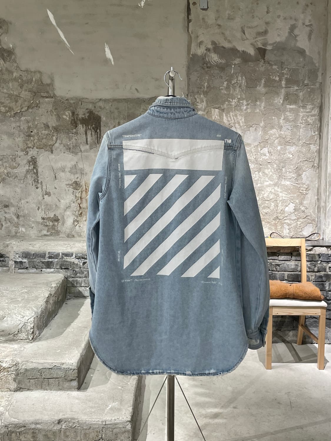오프화이트 18S/S 연청 템퍼레이처 데님 셔츠 상품이미지6