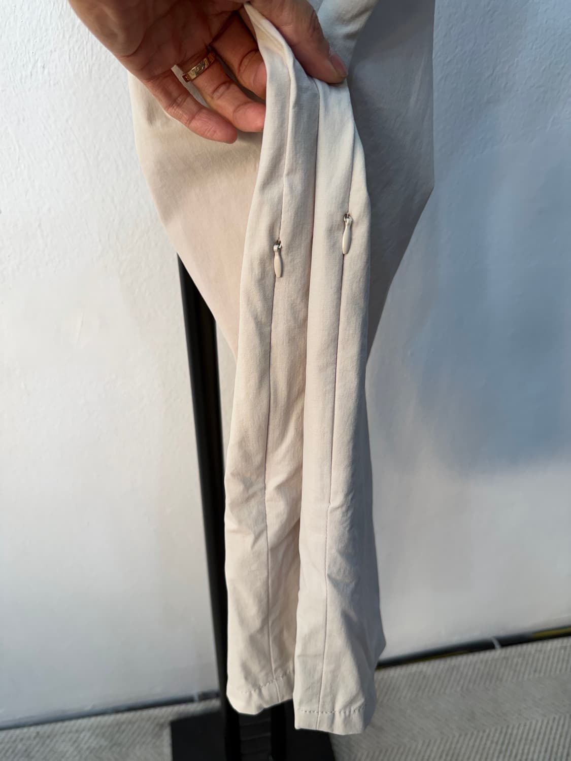 정품) 마쥬 베이지 민소매 블라우스 1 상품이미지6