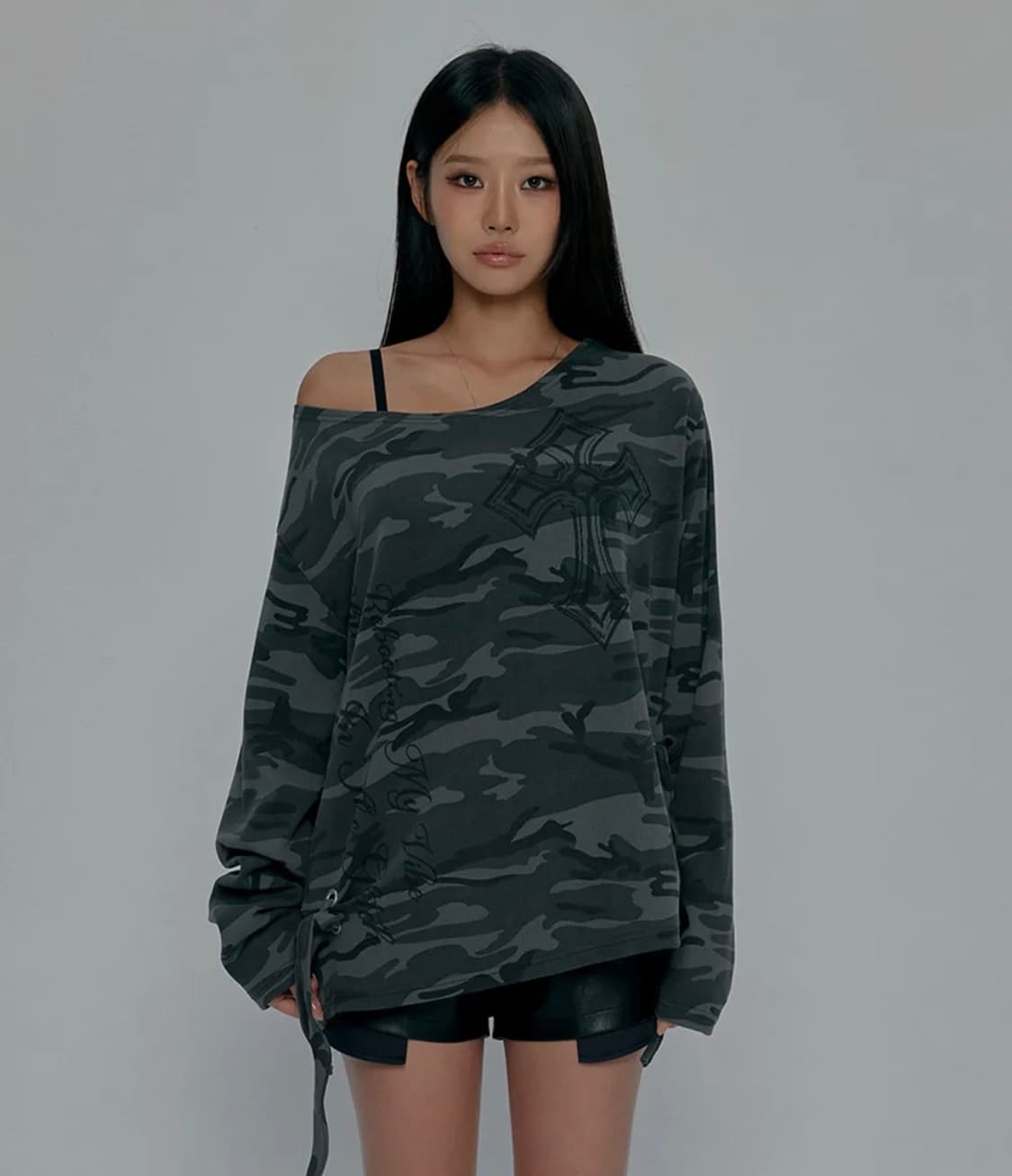 ONE SHOULDER GRAPHIC LONG SLEEVE_CAMO 상품이미지1