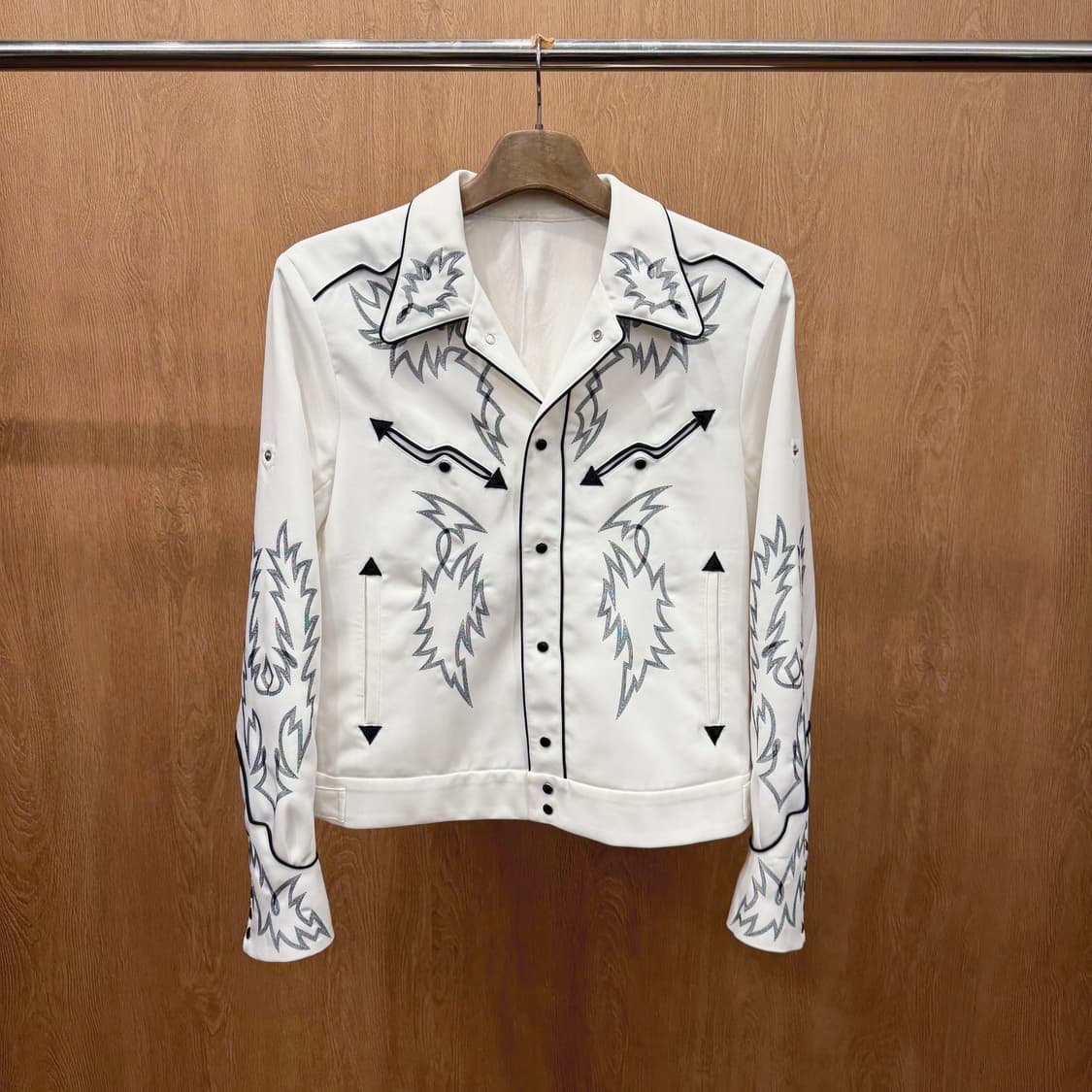 솔로이스트 긴팔 자켓 화살 모티프 자수 웨스턴 스냅 버튼업 디테일 화이트 상품이미지2