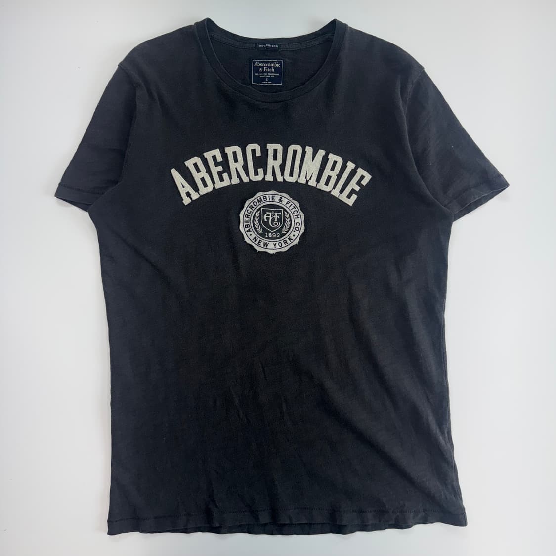 Abercrombie 아베크롬비 스펠아웃 로고 차콜 반팔 상품이미지3