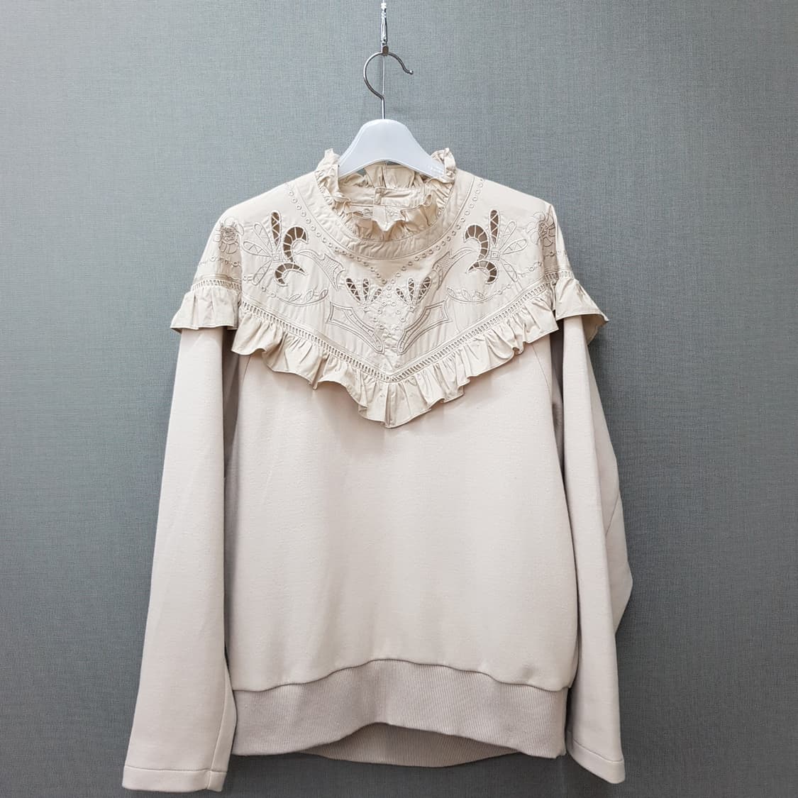 한섬 시스템 2020 프릴 자수 디테일 맨투맨 82-94-160사이즈 상품이미지1