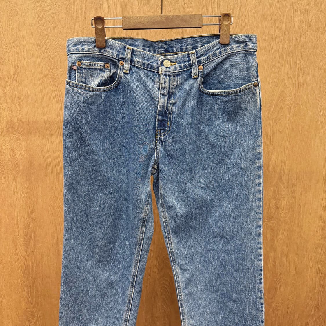 폴로 랄프로렌 데님 팬츠 로고 버튼 워치 포켓 디테일 레귤러핏 연청 상품이미지4