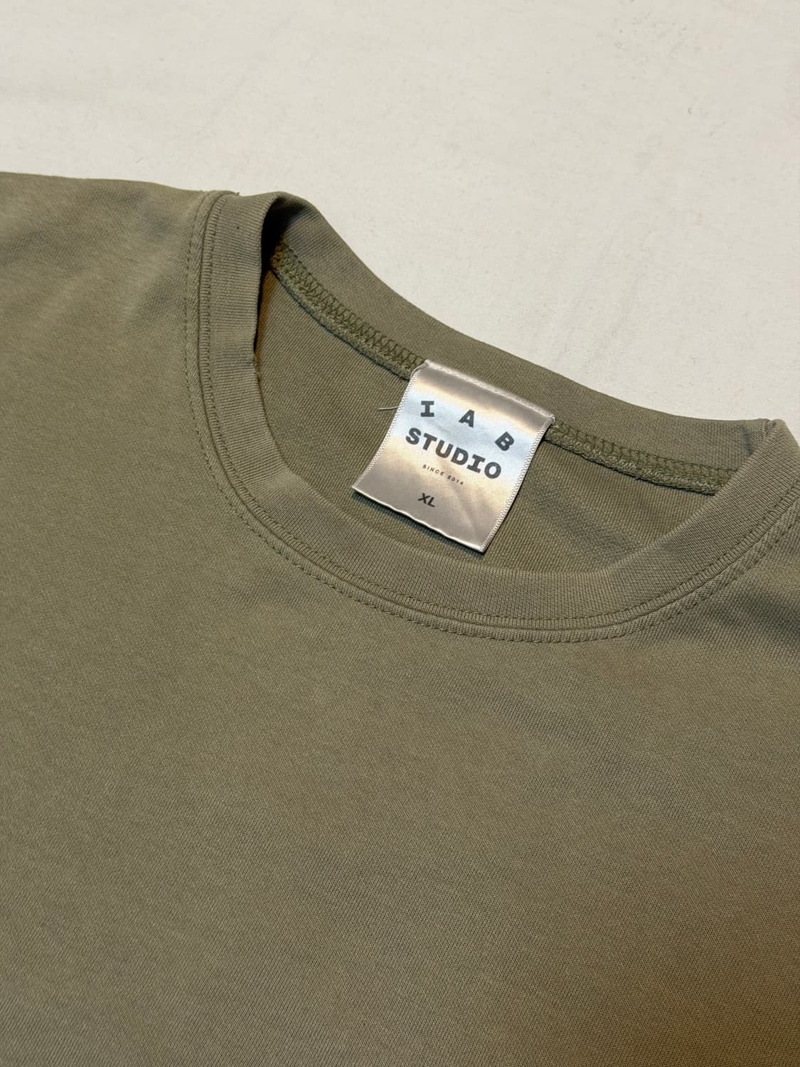 아이앱 스튜디오 반팔 티셔츠 올리브 카키 상품이미지5