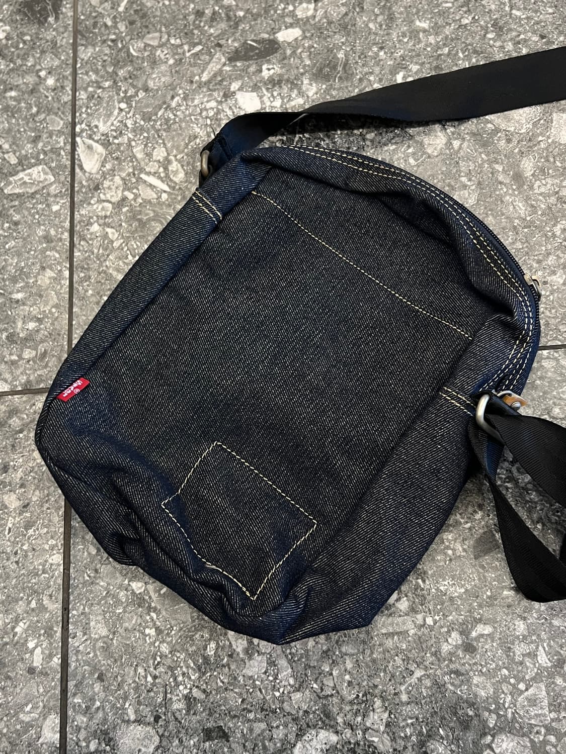리바이스 엔지니어드 데님 미니 크로스백 처분  상품이미지2