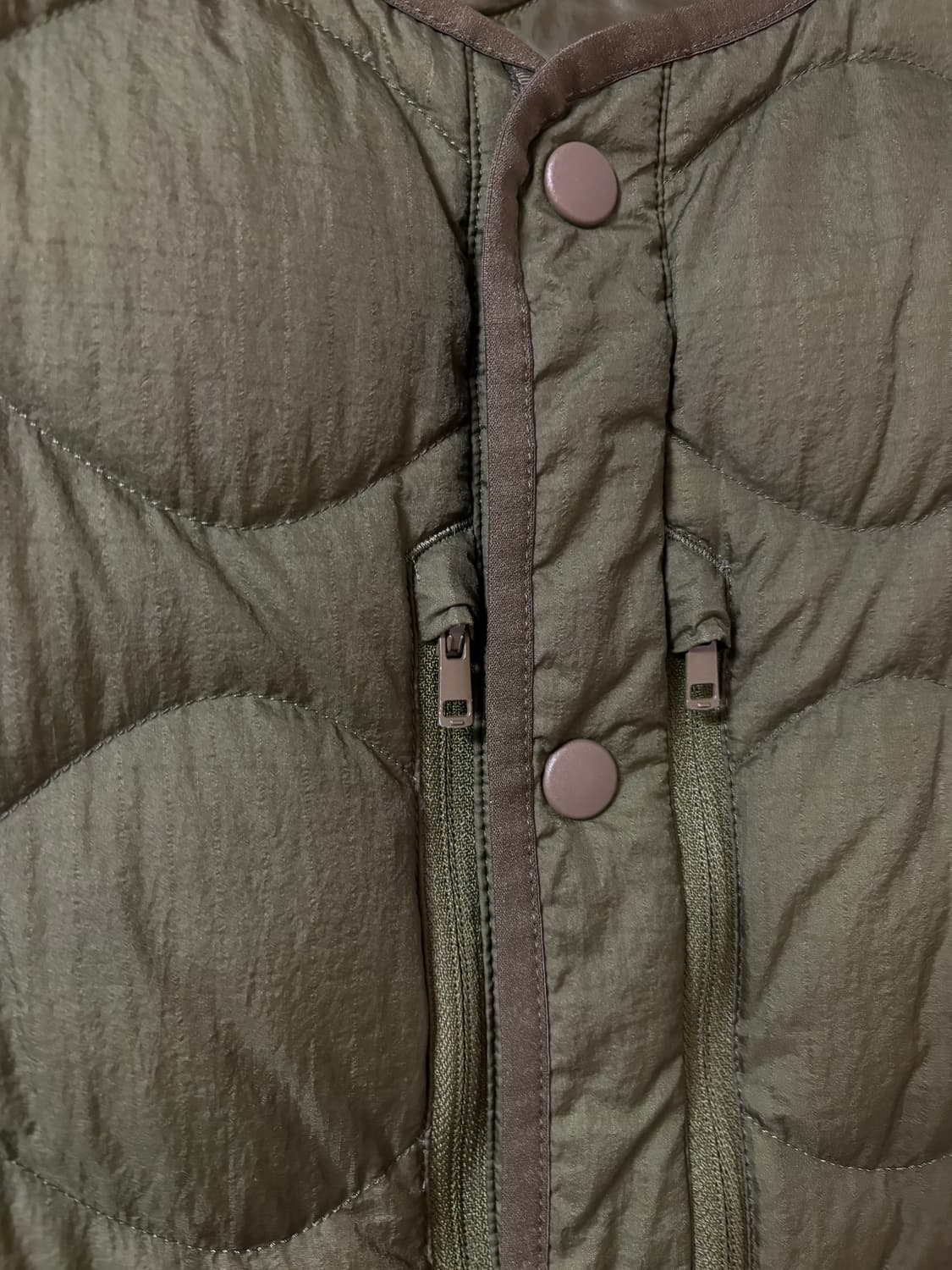 유니클로 화이트마운티니어링 울트라 라이트 다운 L 올리브 상품이미지4