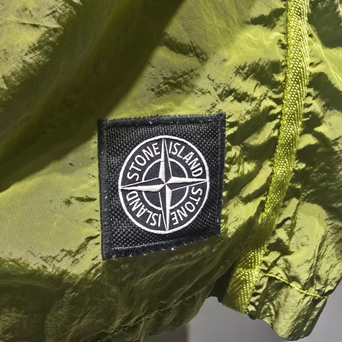 [중고/정품] 스톤 아일랜드 로고패치 나일론 스웜팬츠 라임 XL 상품이미지3