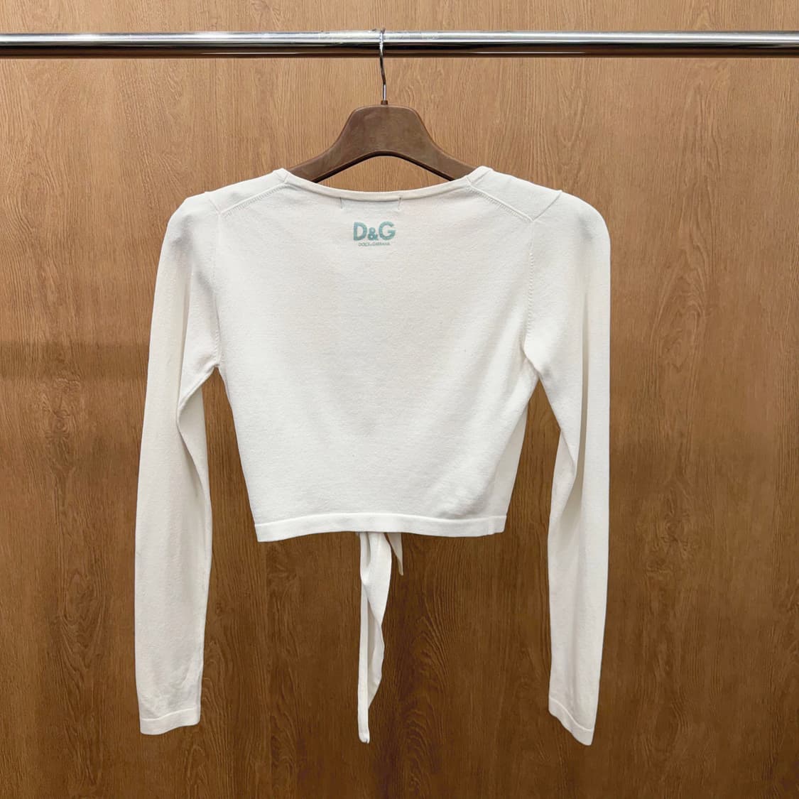 돌체앤가바나 랩 니트 가디건 긴팔 크롭 로고 프린팅 디테일 화이트 상품이미지3