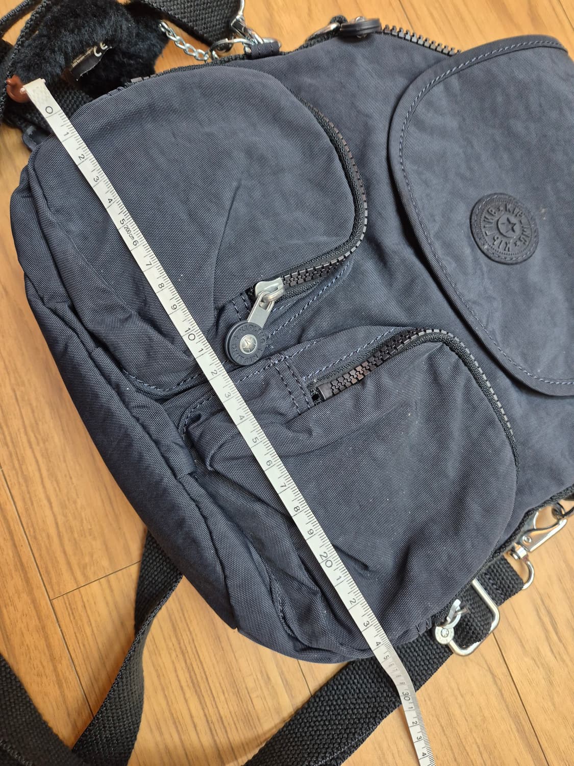 키플링 백팩 챠콜 색상입니다. 가볍고 수납공간도 넉넉해서 이것저것 넣고  상품이미지6