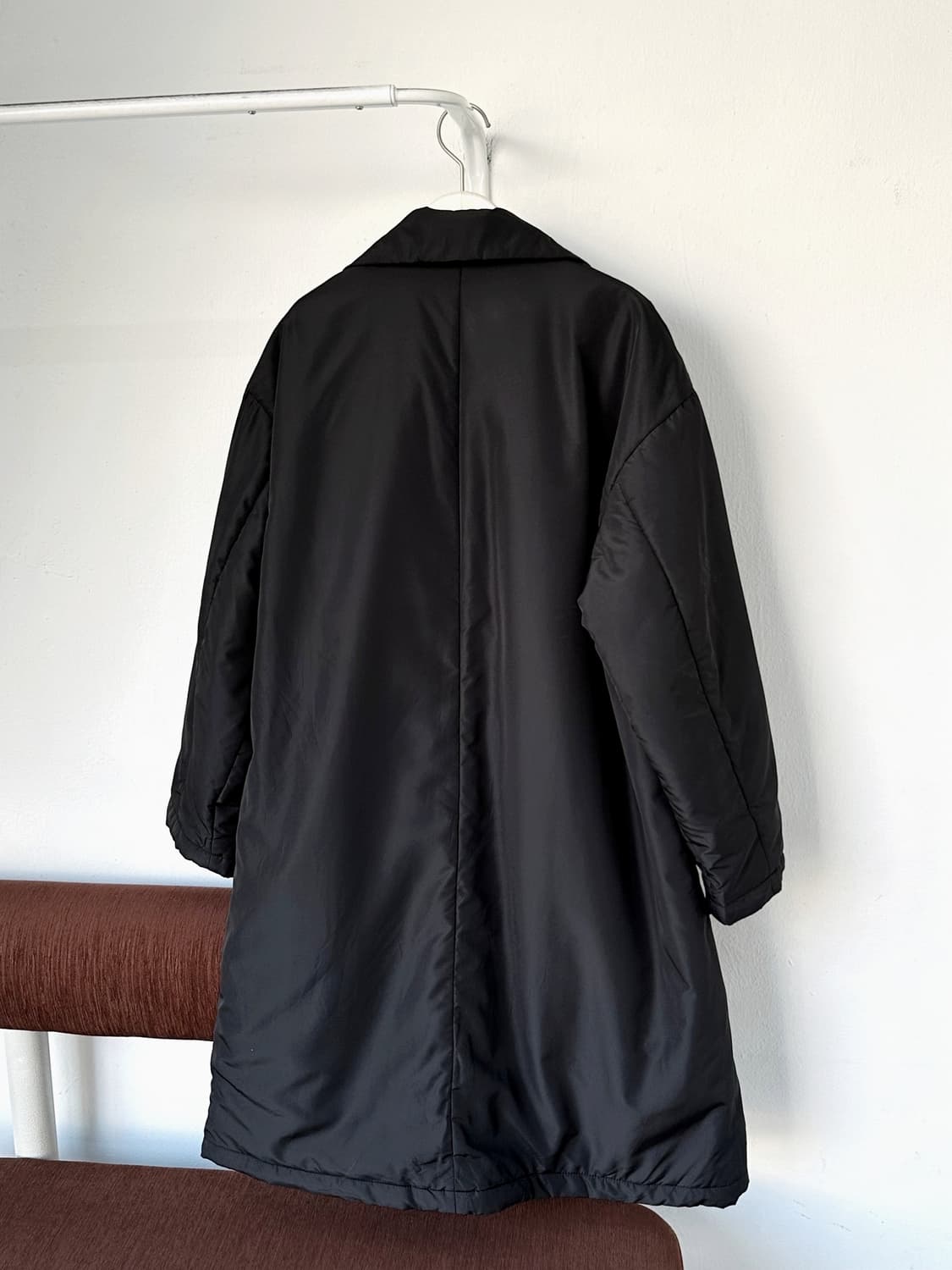 Padded wide silhouette chesterfield coat 상품이미지3