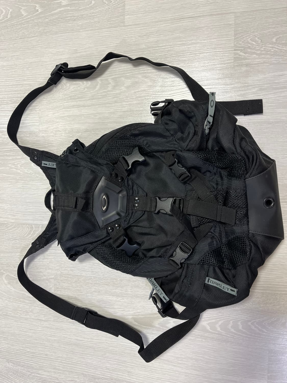 오클리 아이콘 미니백 상품이미지1